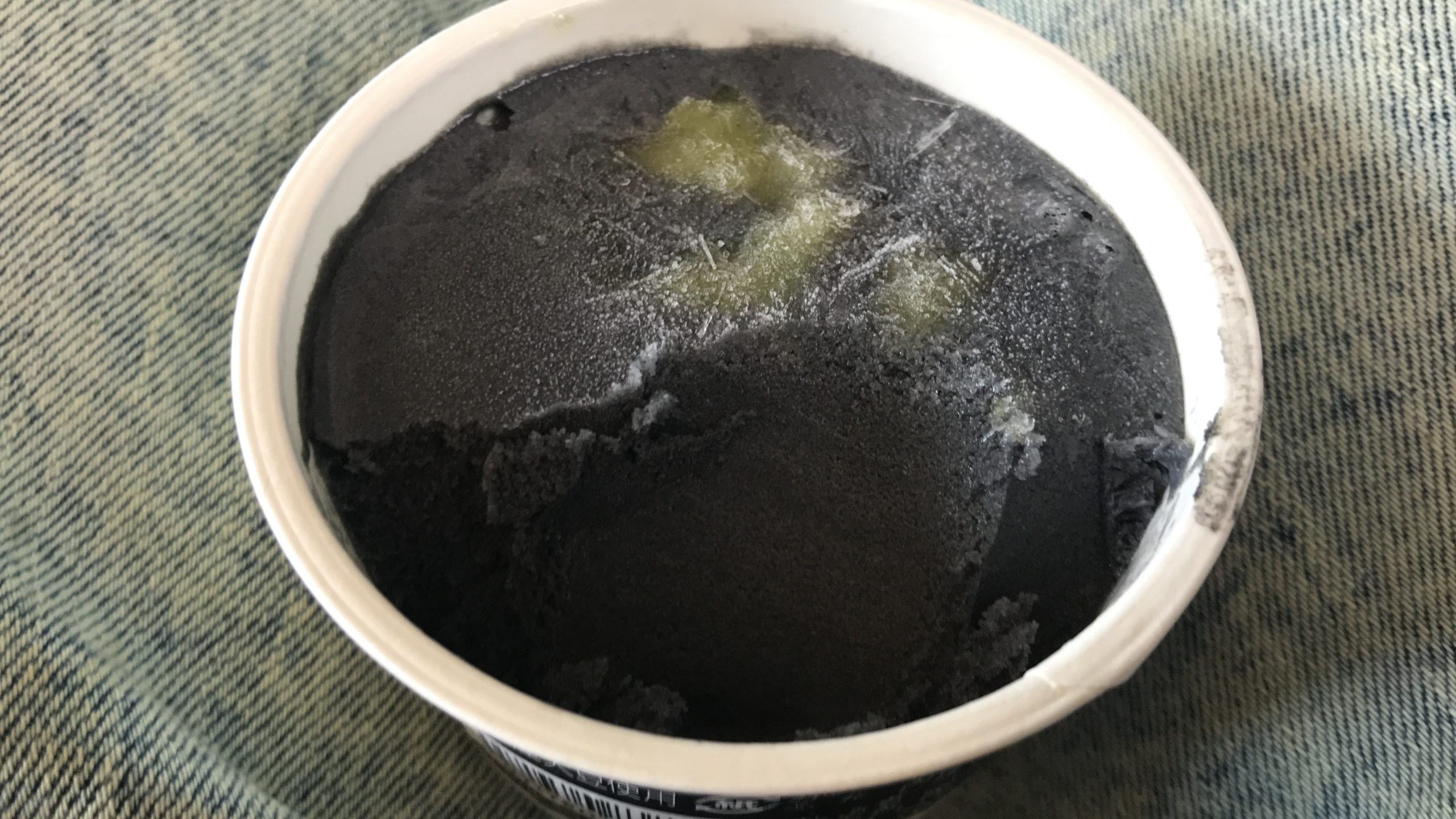 黒いアイス　メロン味