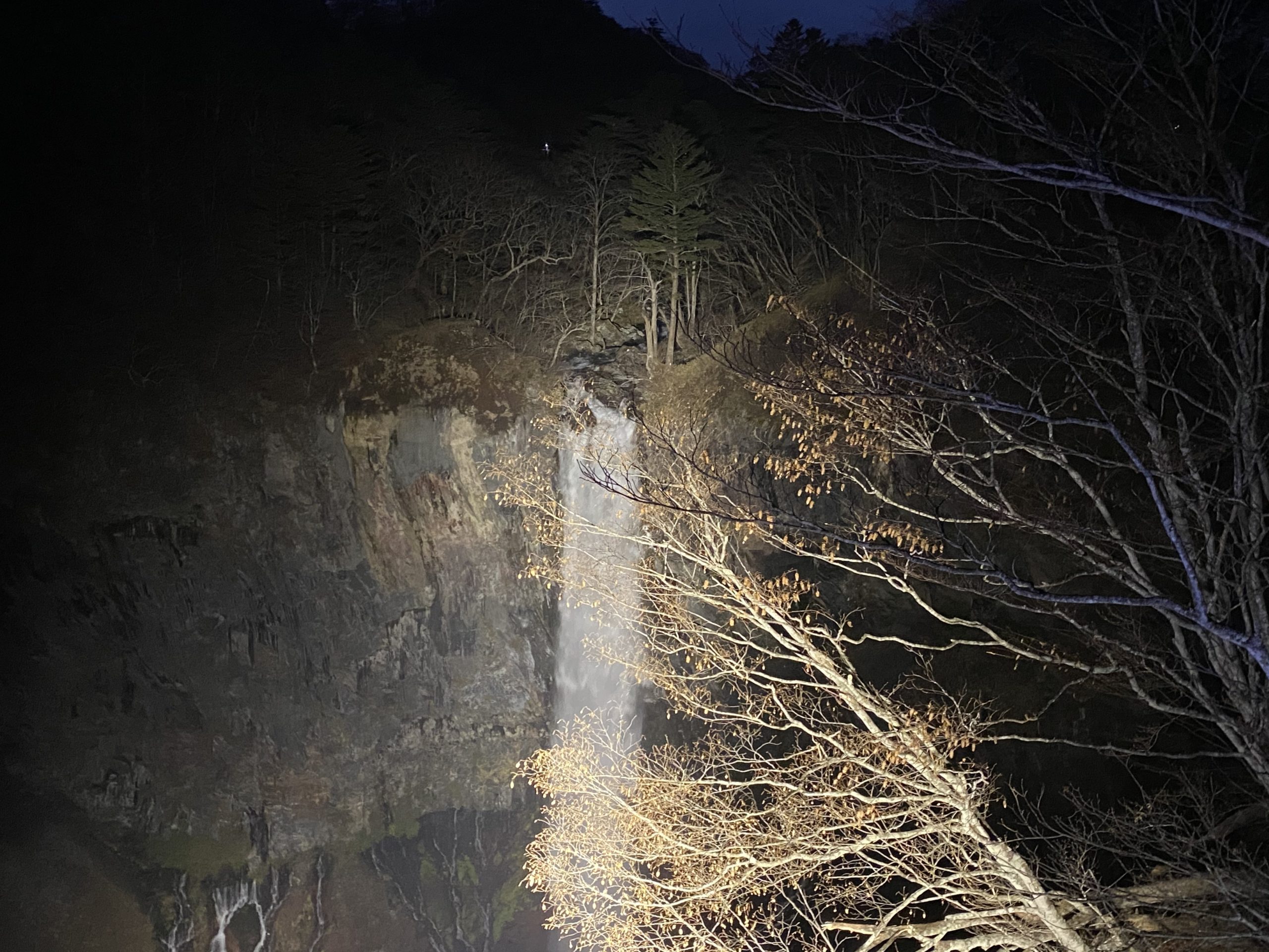 ライトアップされた華厳の滝